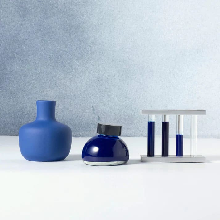 Colour specimen 207 - Empty vase - Ink